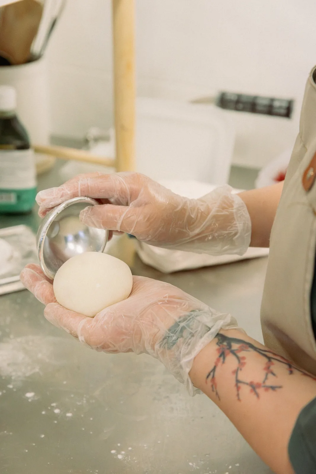 Un mochi façonné à la main en cuisine