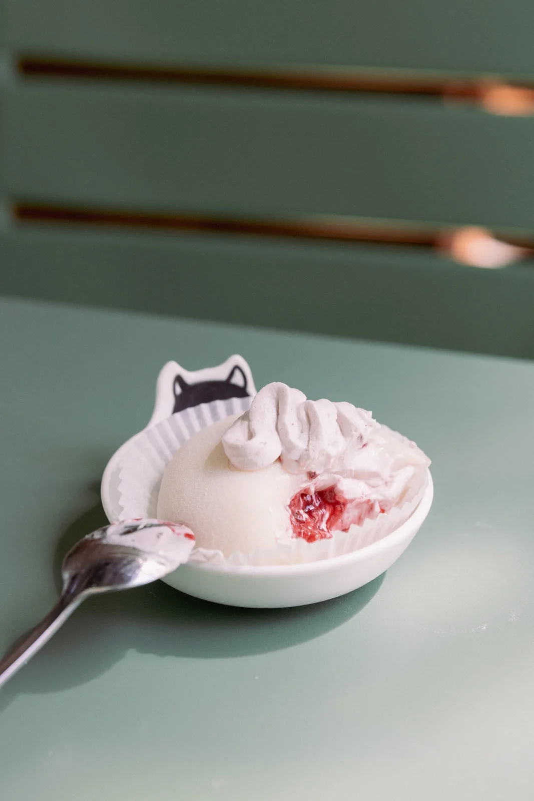 Mochi maison dans un bol chat